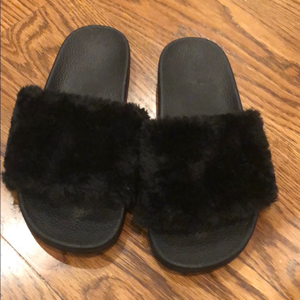 BLACK FAUX FUR SLIDES